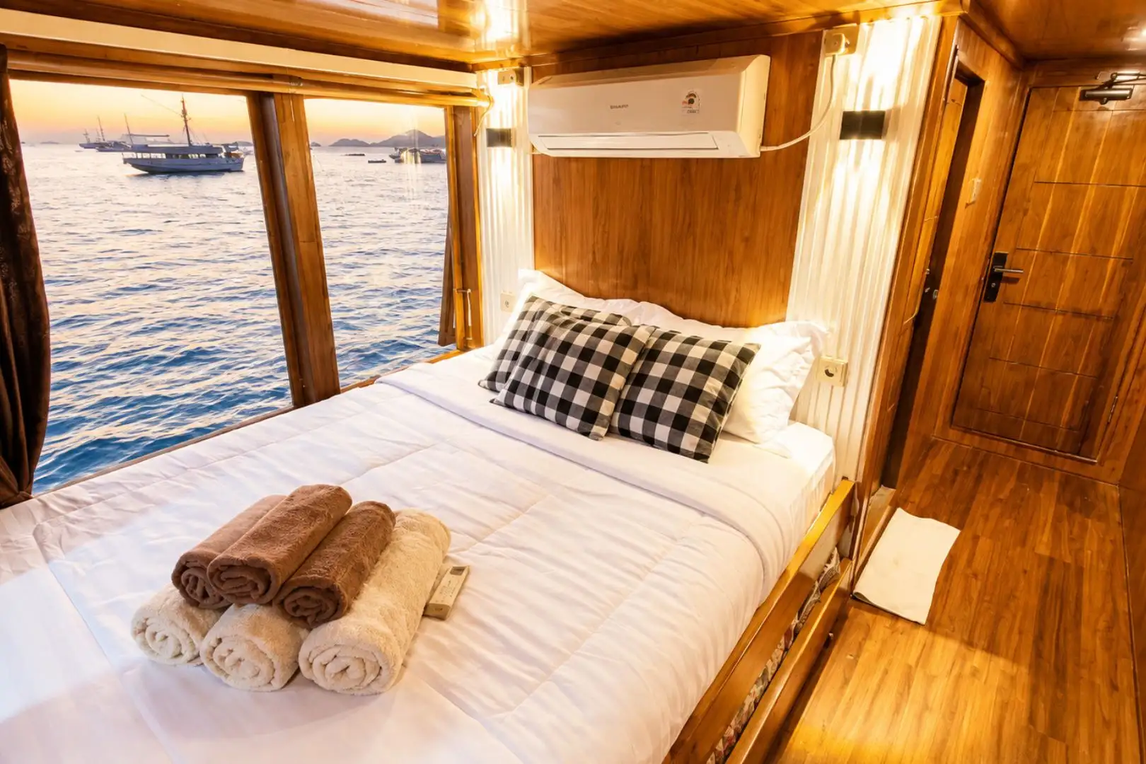 Deluxe Cabin Blessing Phinisi | Komodo Luxury