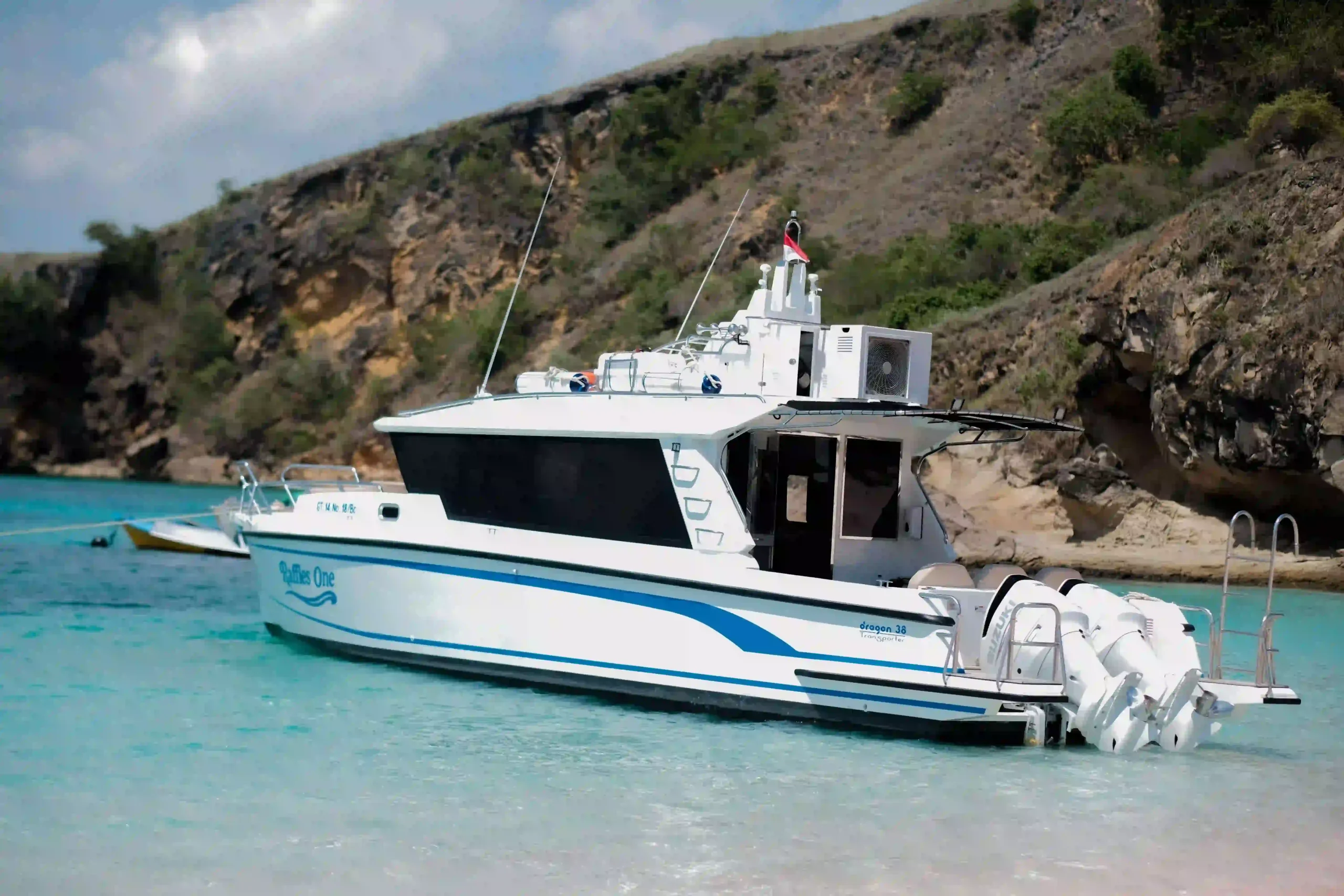 Exterior Raffles One Speedboat | Komodo Luxury